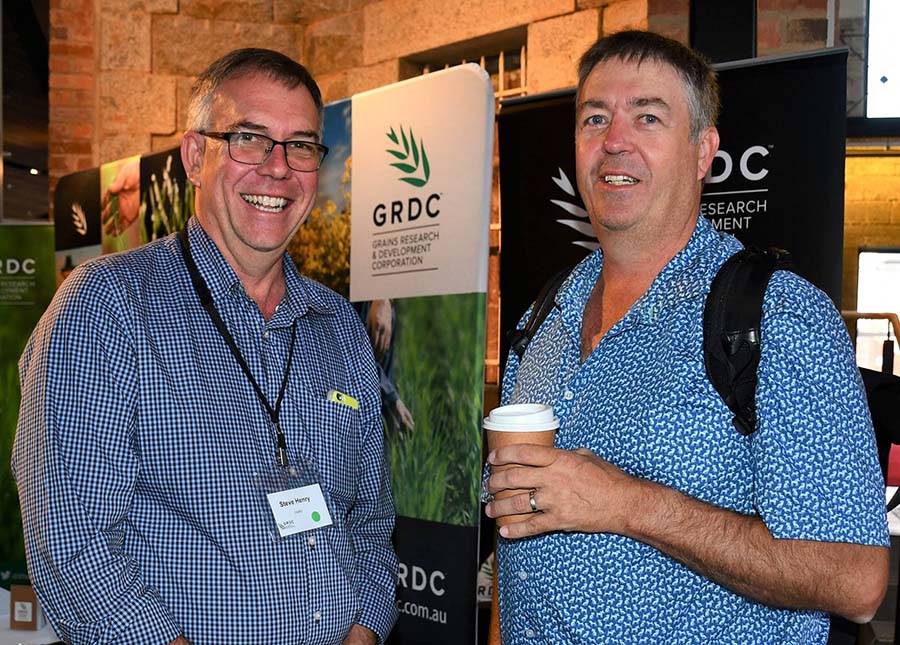 CSIRO researcher Steve Henry, left, at a GRDC Grains Research Update with Birchip Cropping Group chief executive Chris Sounness. PHOTO GRDC