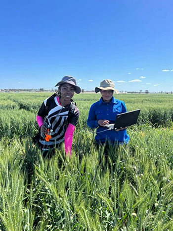 oy Ojo and Hanna Amoanimaa-Dede in a wheat paddock